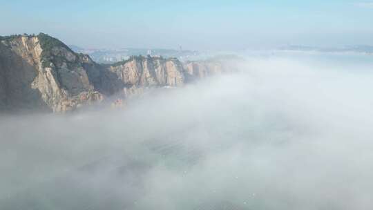 山海间云雾缭绕的壮丽景色