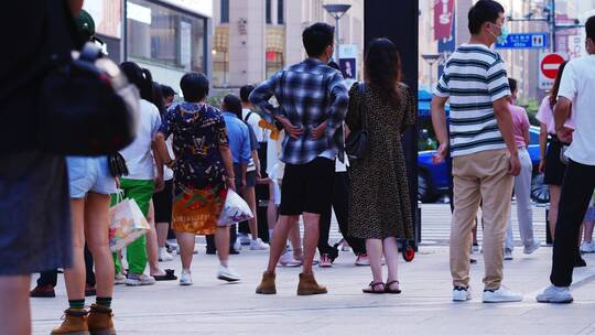 上海南京路步行街人流夜景视频素材模板下载