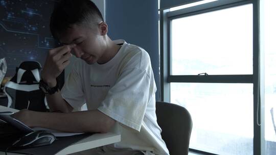 男人窗边烦恼焦虑