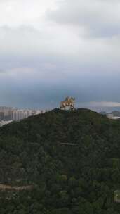 竖版航拍福建泉州郑成功雕像