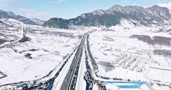 航拍雪地中的高速公路京昆高速雅西段堵车