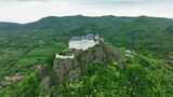 匈牙利福泽山顶上中世纪城堡的鸟瞰图高清在线视频素材下载