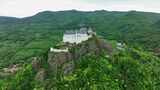 匈牙利福泽山顶上中世纪城堡的鸟瞰图高清在线视频素材下载