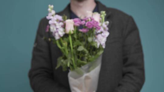 一个男人拿花的中间镜头