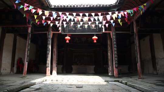 古建筑内悬挂彩旗灯笼场景