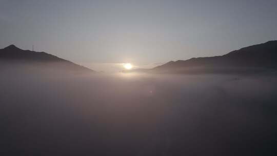 4k黎明日出山谷森林雾气穿越云层航拍dlog