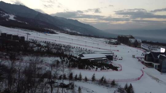 鳌山滑雪场高山滑雪空景航拍4K