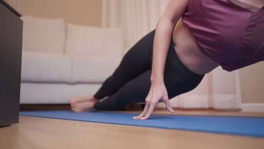 健身女性运动瑜伽热身