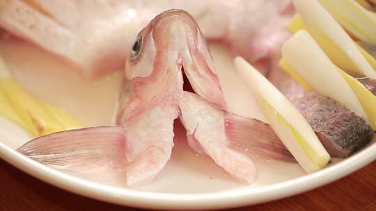 葱姜水腌制孔雀鱼