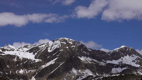 阿尔卑斯山雪山山顶上的巨响