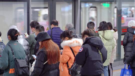 长沙地铁列车进站站台排队人流人文