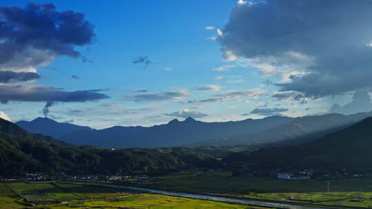 秋天，夕阳下的山川