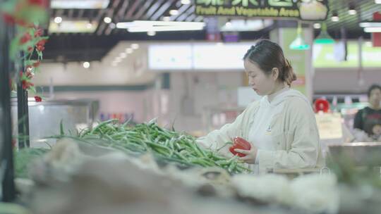 美女超市挑选蔬菜