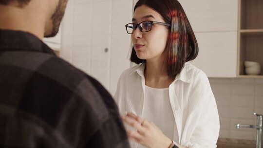 年轻女子与一名年轻男子激烈争吵，并在厨房