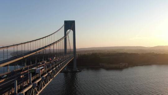 黎明时分大桥的无人机镜头