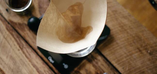 热水把咖啡的滤纸打湿