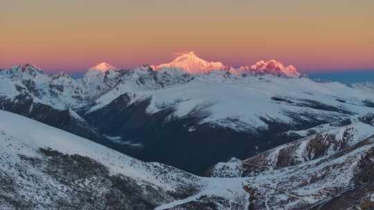 航拍梅里雪山日照金山