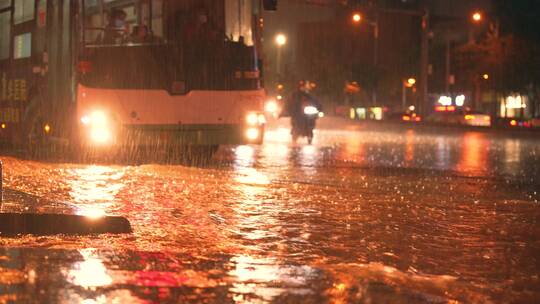 夜晚大雨车流车灯下的街道4k视频素材