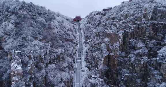 泰山雪景雪后4k航拍云雾缭绕