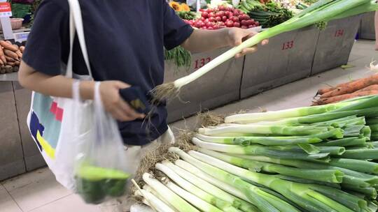 蔬菜市场购买青菜、土豆场景