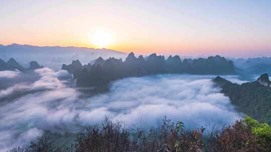 桂林阳朔兴坪大面山上的日出云海