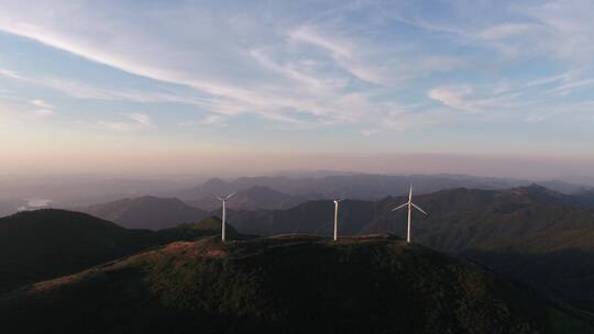 航拍夕阳下山顶风力发电机