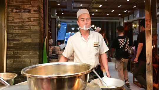 西安回民街美食小吃夜景逛街游客