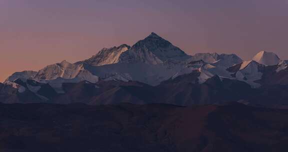 摄影珠穆朗玛峰和洛子峰日照金山