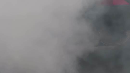 汽车排气筒冒出的浓烟大气污染尾气排放！视频素材模板下载
