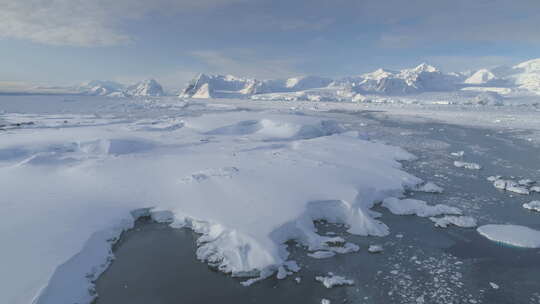 南极半岛白色冰川中的蓝色冰洞航拍特写