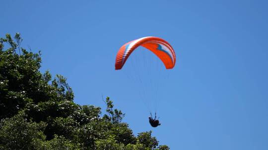 滑翔伞运动员在空中自由翱翔视频素材模板下载