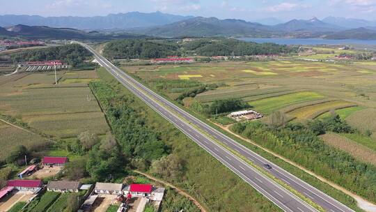 空幽的山谷高速公路追车美景