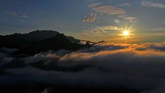 雨后泰山，云海翻腾