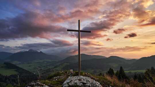 山地的十字架的延时拍摄