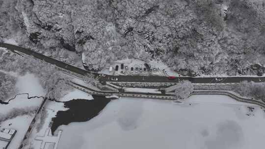 汽车行驶在山上雪后的公路上