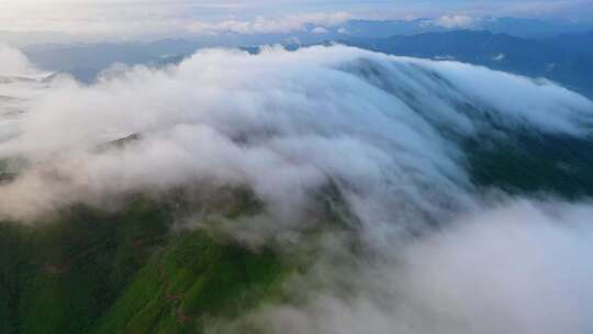 云海翻越山峰 瀑布云