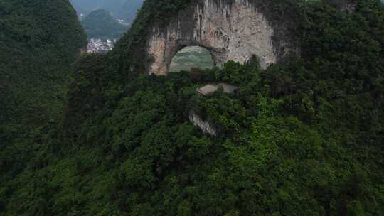 中国月亮山和自然拱门的鸟瞰图。