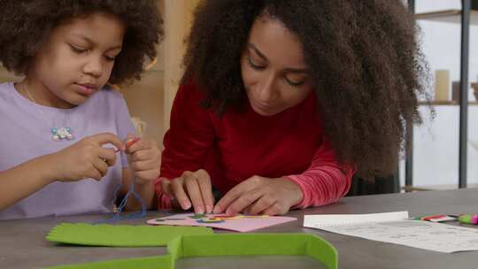 可爱的小黑人女孩和母亲的肖像缝纫手工儿童