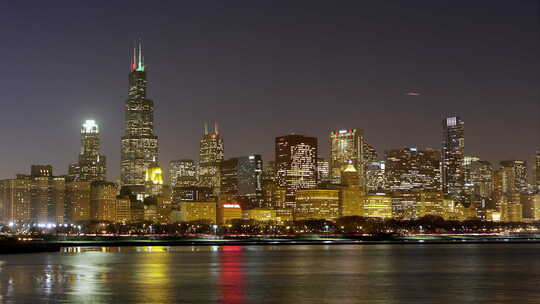 芝加哥城市景观的夜间延时。飞机可见。
