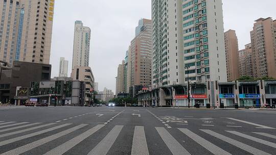 上海封城中的十字路口路况视频素材模板下载