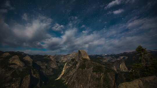 夜间云层在山上翻滚延时