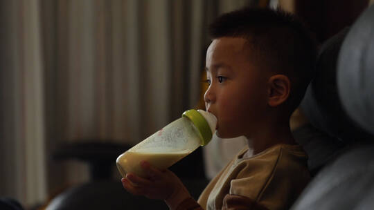 宝宝喝奶实拍素材视频素材模板下载