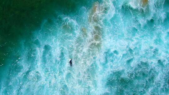 海浪飞溅的无人机视图