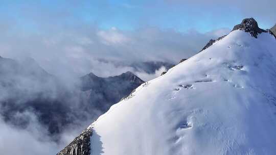 航拍攀登横断山脉乌库楚雪山山脊上的登山者