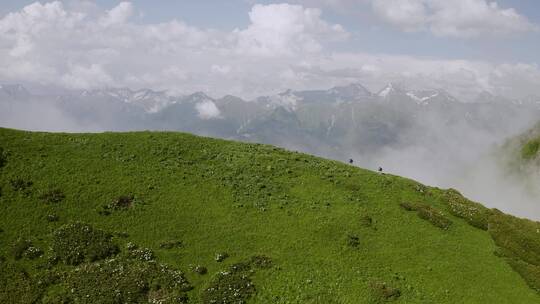 航拍两人在大山上徒步旅行