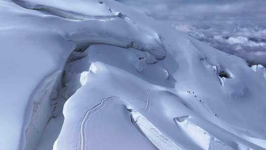 航拍冰川之父慕士塔格峰雪山的登山队