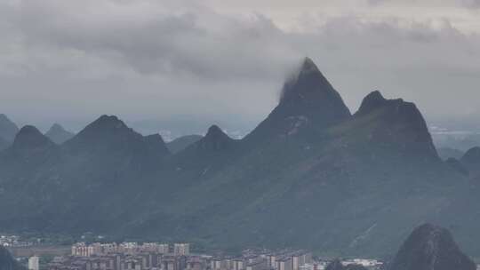 桂林市群山环抱