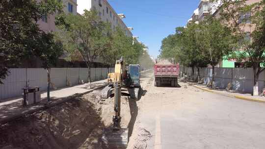 挖掘机在城市道路开挖管沟视频素材模板下载