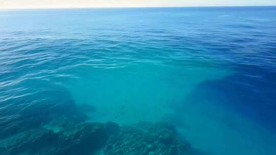 飞越纯蓝的海水平静海面海面穿梭海中行驶