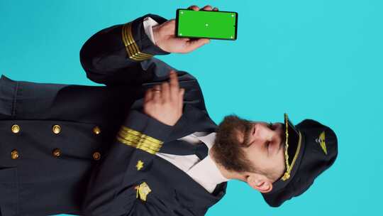 垂直视频正面机组人员机长显示带绿屏的手机